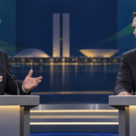Editorial illustration of Lula and Flávio Bolsonaro facing each other at debate lecterns.